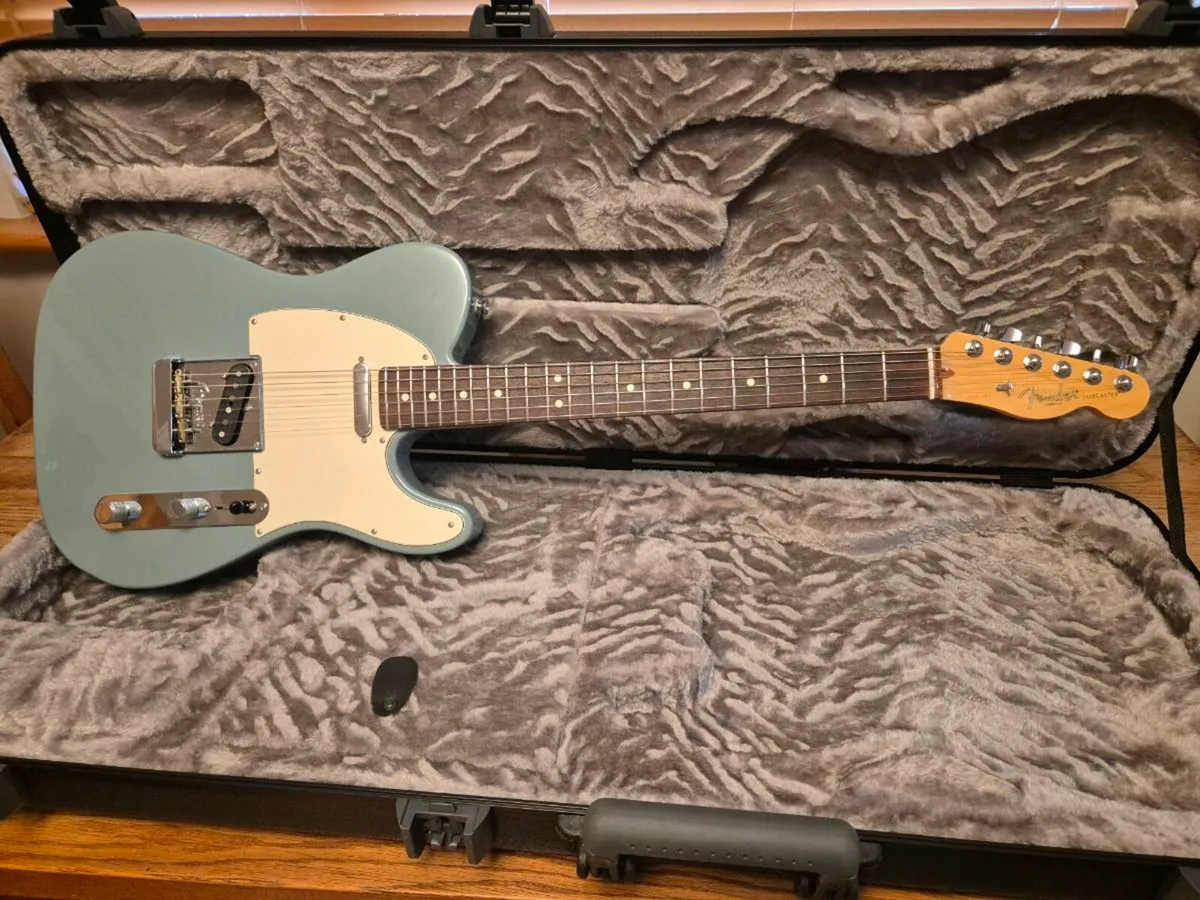 Fender American professional telecaster, 2017 - Image 1