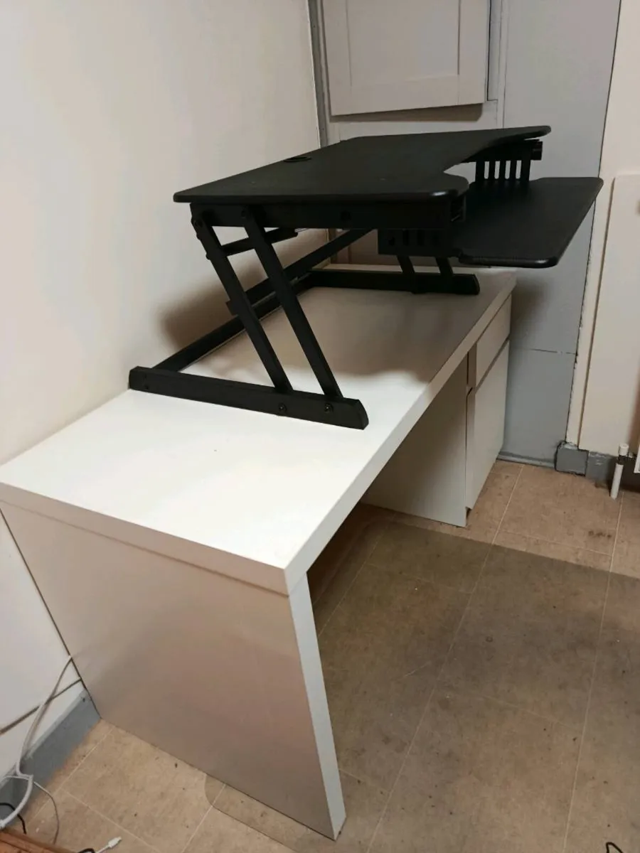 Computer desk - Image 1