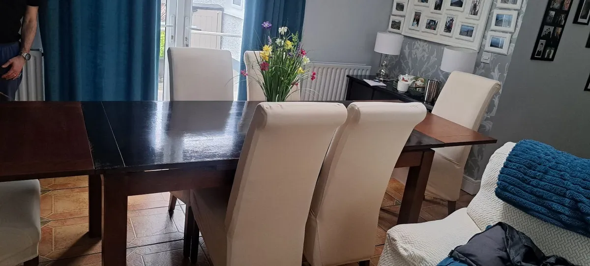 Extendable dining table - Image 1