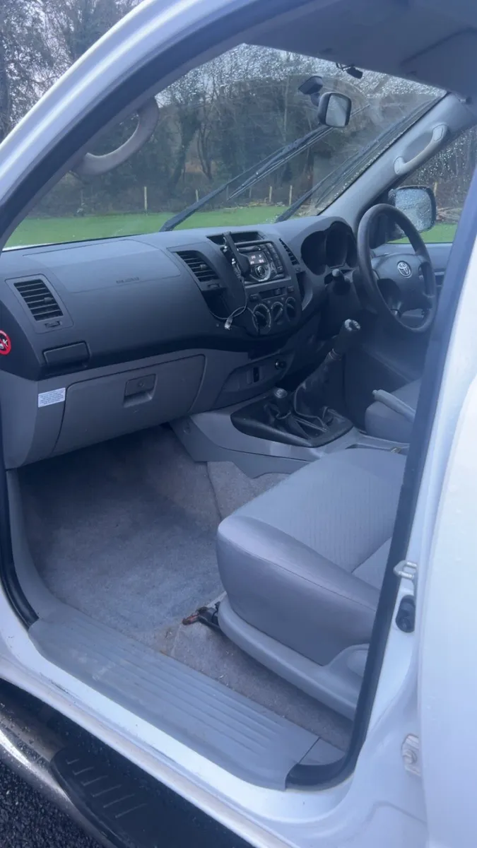 2011 Toyota Hilux - Image 3