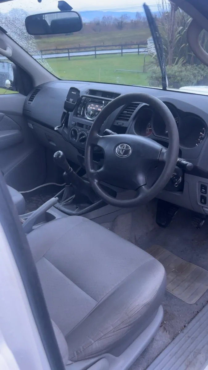 2011 Toyota Hilux - Image 3