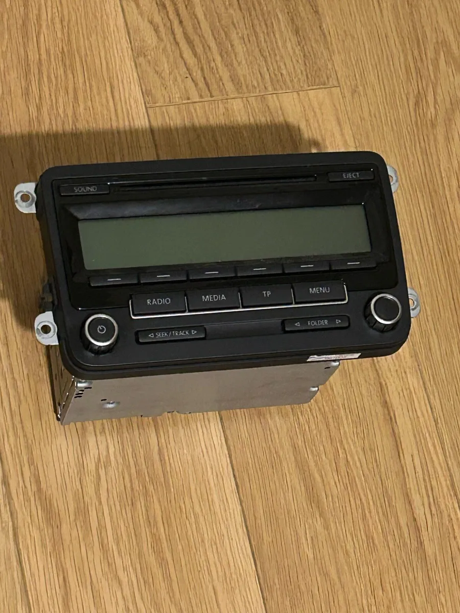 Radio CD player 2010 passat - Image 1