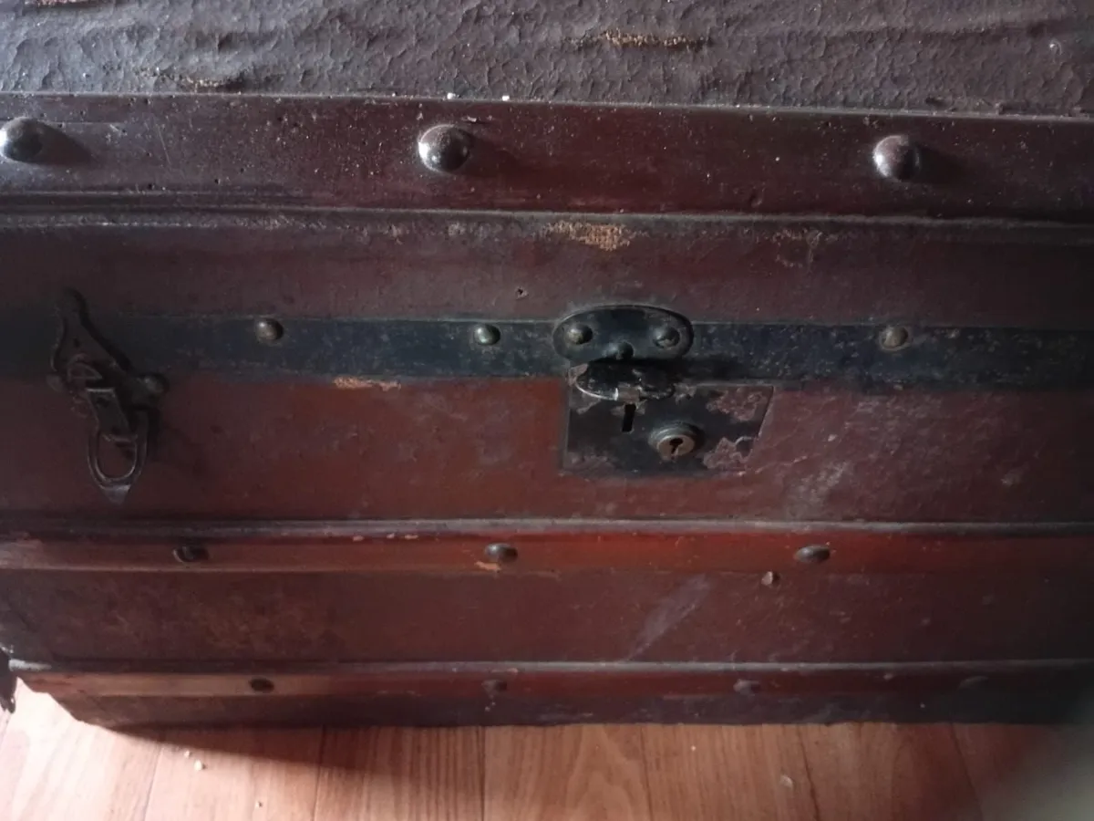 Old wooden chest - Image 1