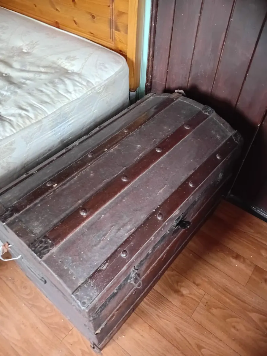 Old wooden chest - Image 2