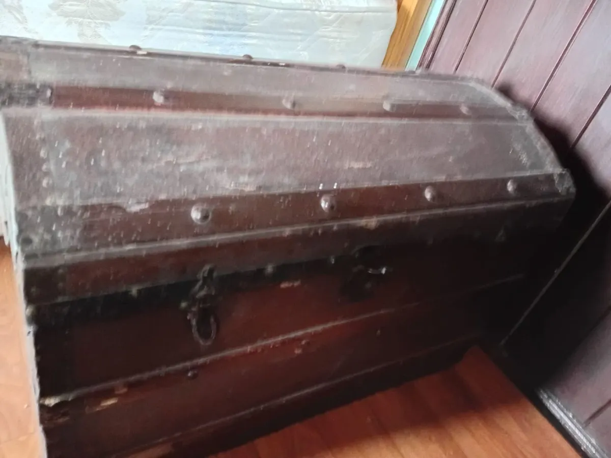 Old wooden chest - Image 3