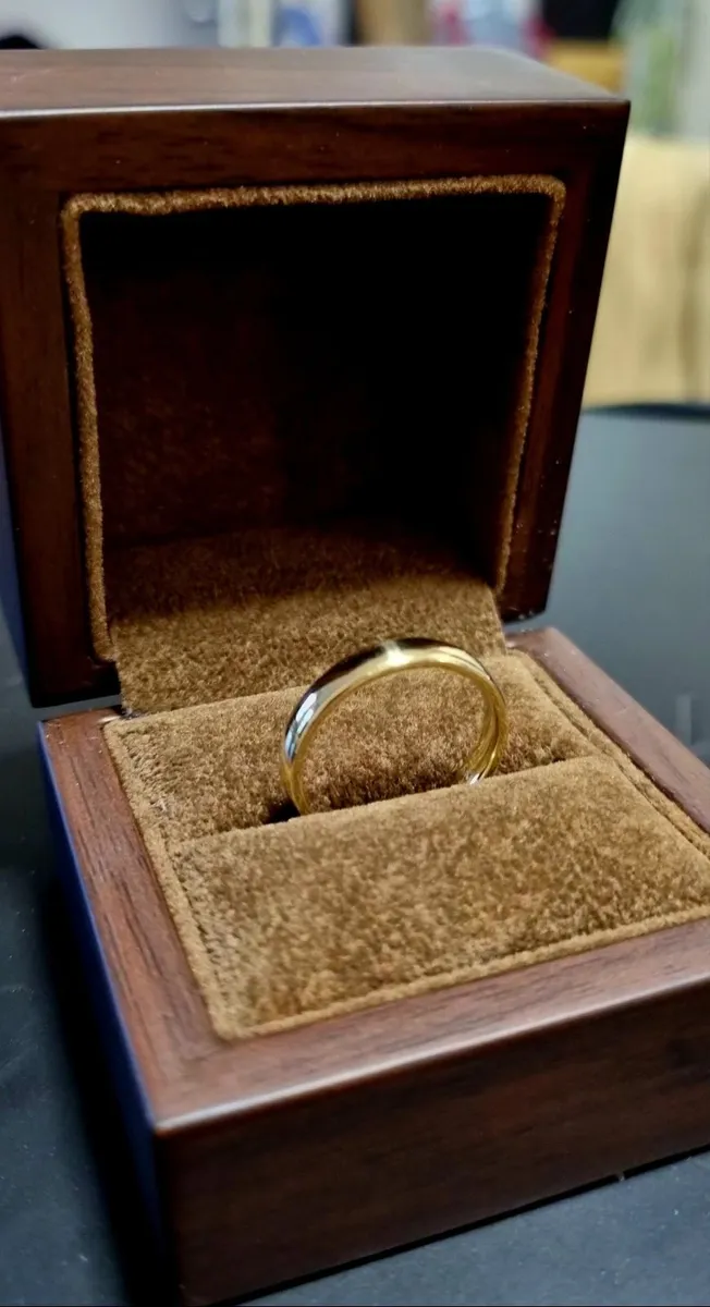9ct Gold Wedding Ring - Image 3