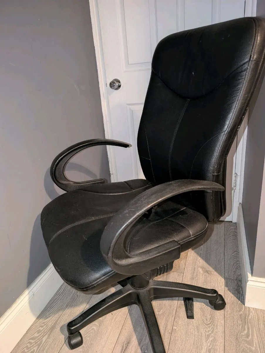 Desk and chair - Image 1