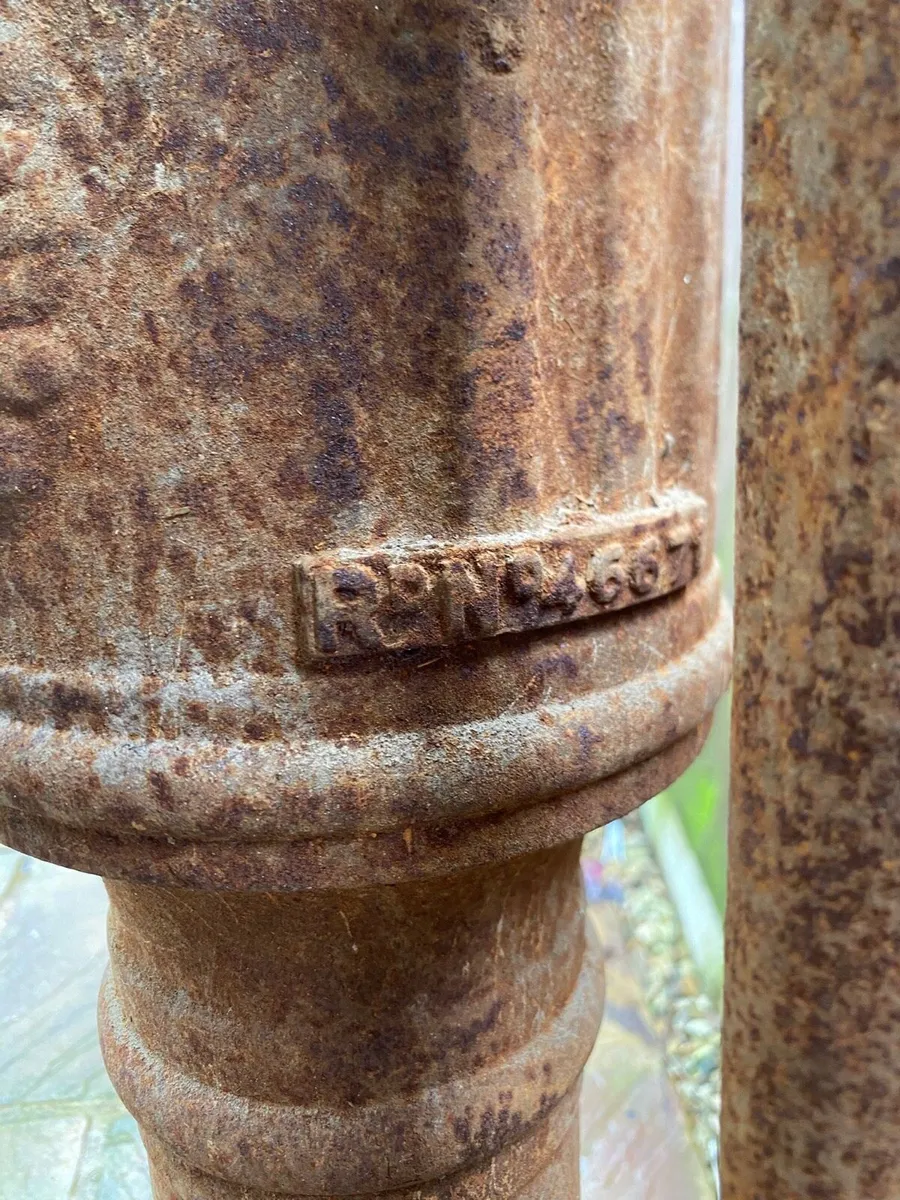 Old water pump - Image 1