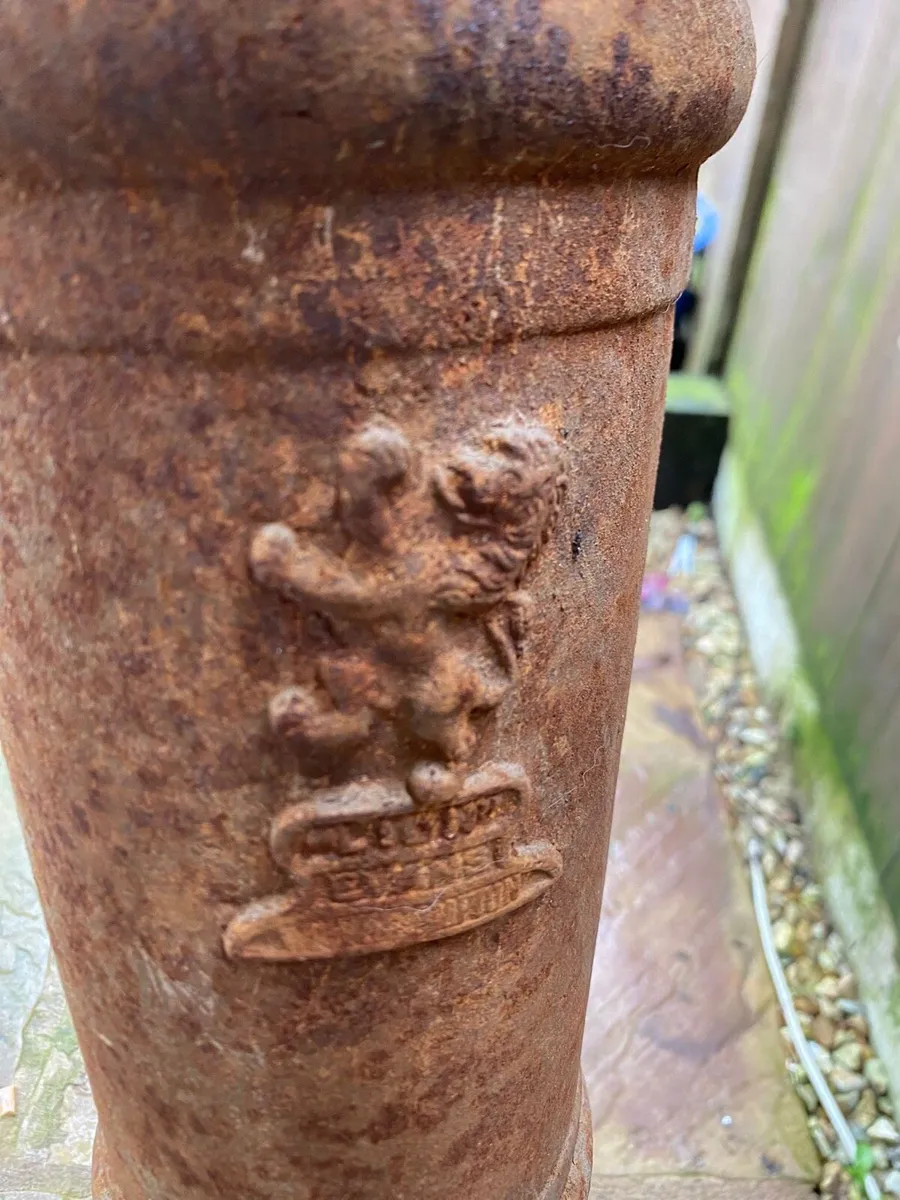 Old water pump - Image 2