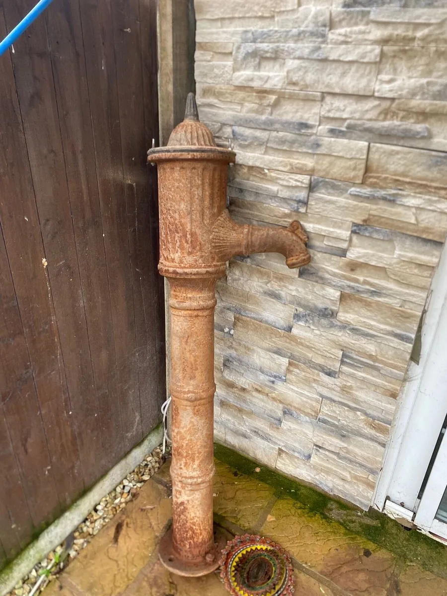 Old water pump - Image 3