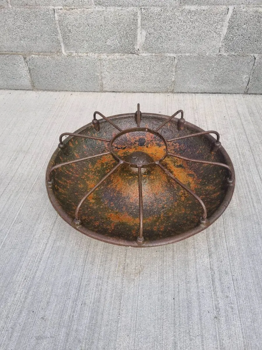 PIG TROUGH WITH SHAMROCK CENTRE - Image 1