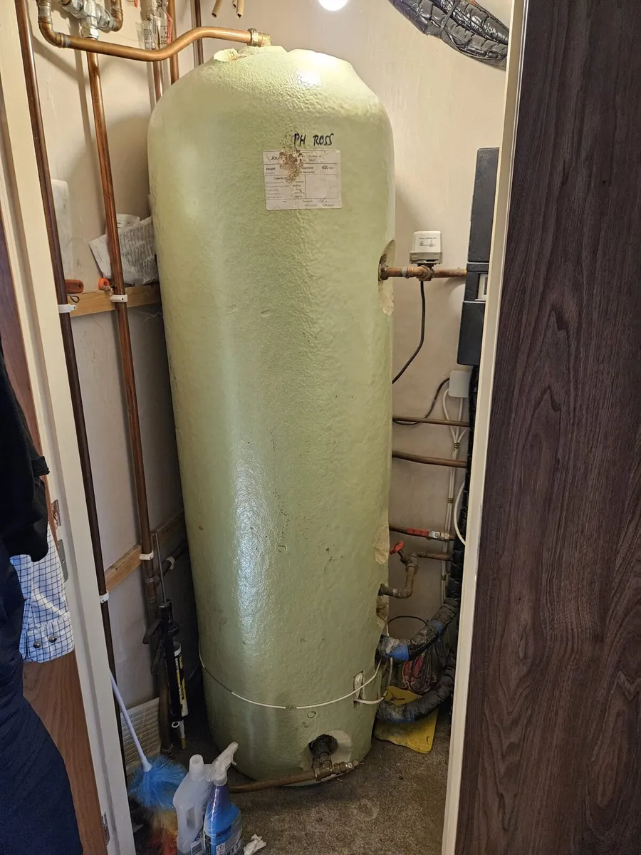 Hot water cylinder