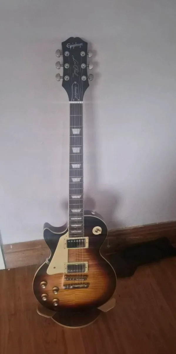 Left handed Epiphone Les Paul guitar