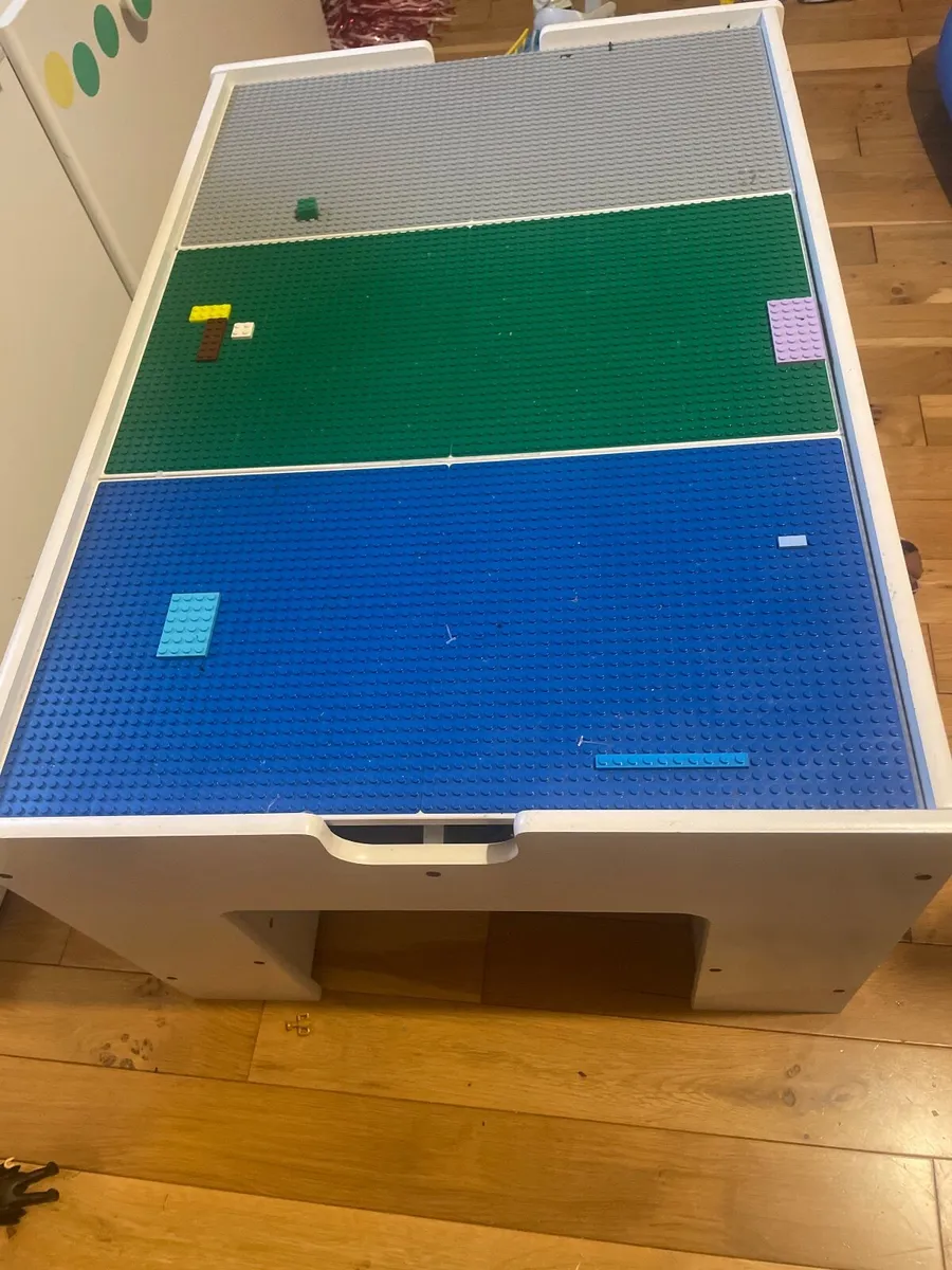 Lego table - Image 1