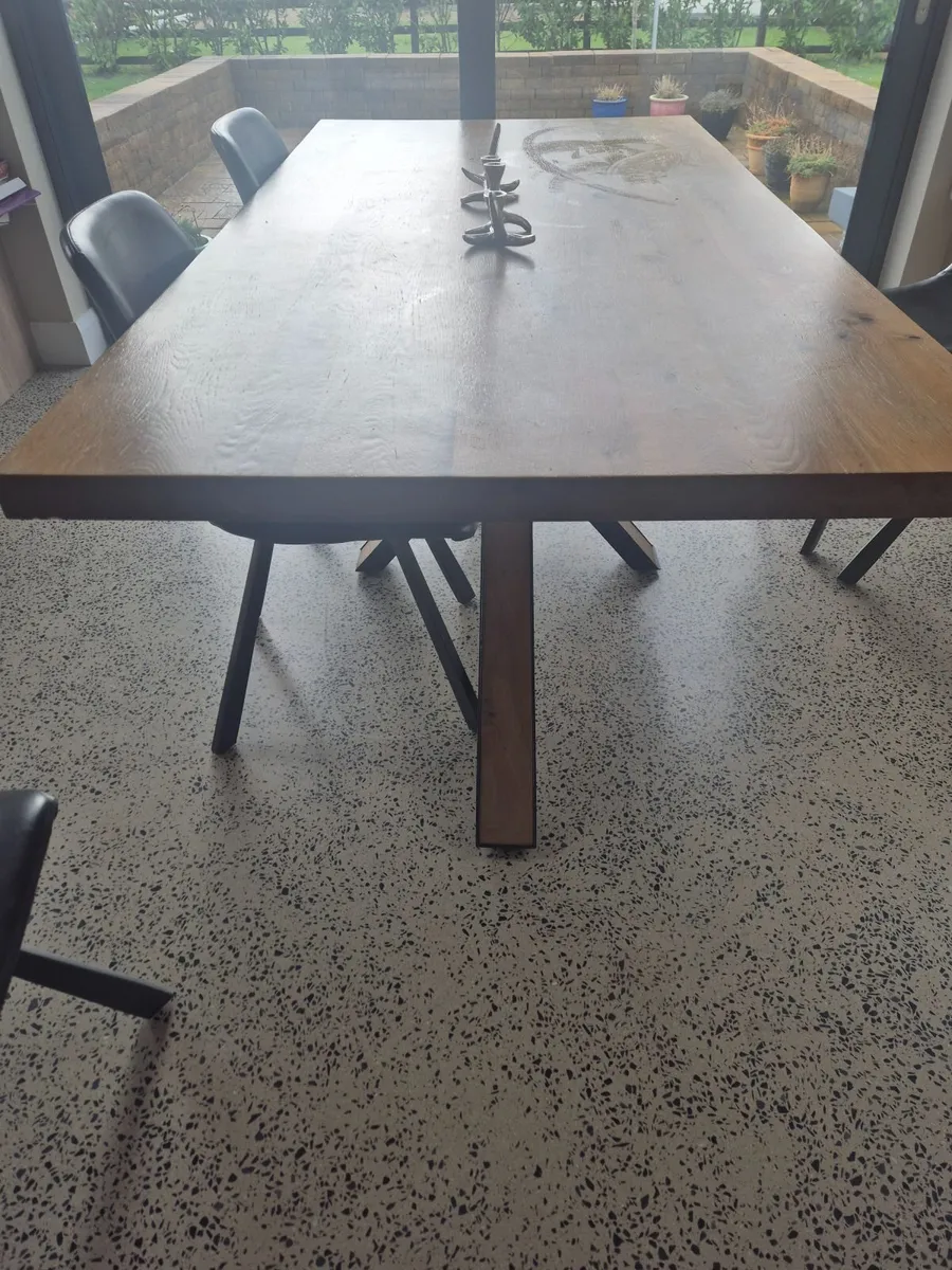 Table and 6 chairs - Image 1