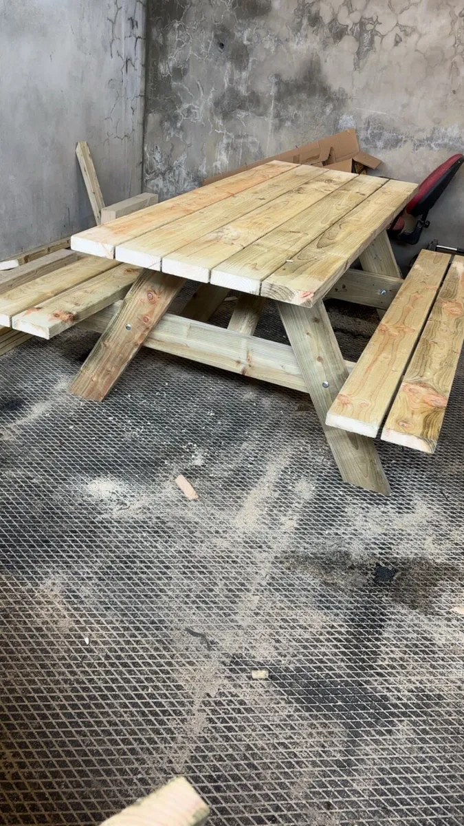 Picnic bench - Image 1