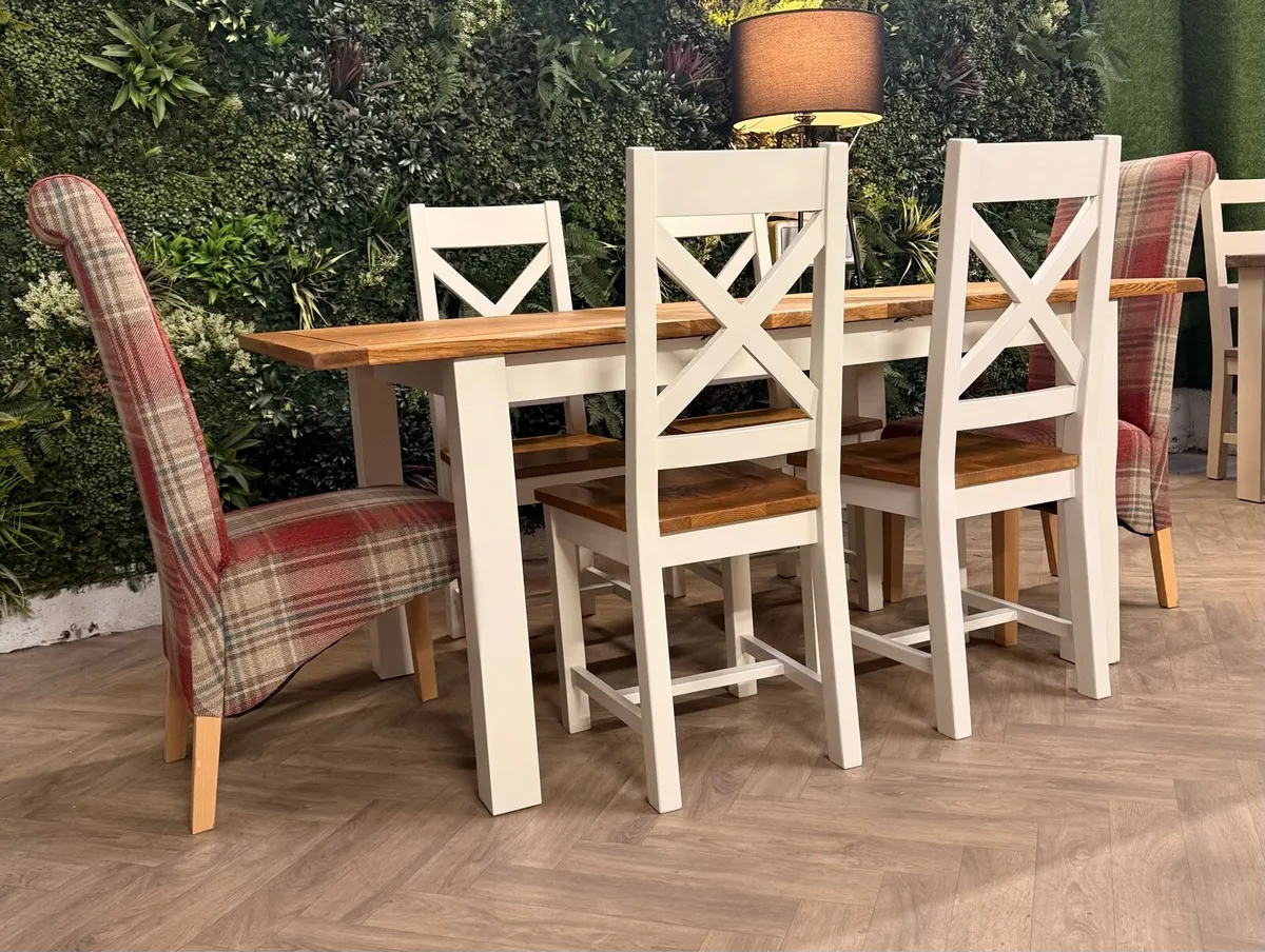 Extending oak kitchen table & 6 chairs - Image 1