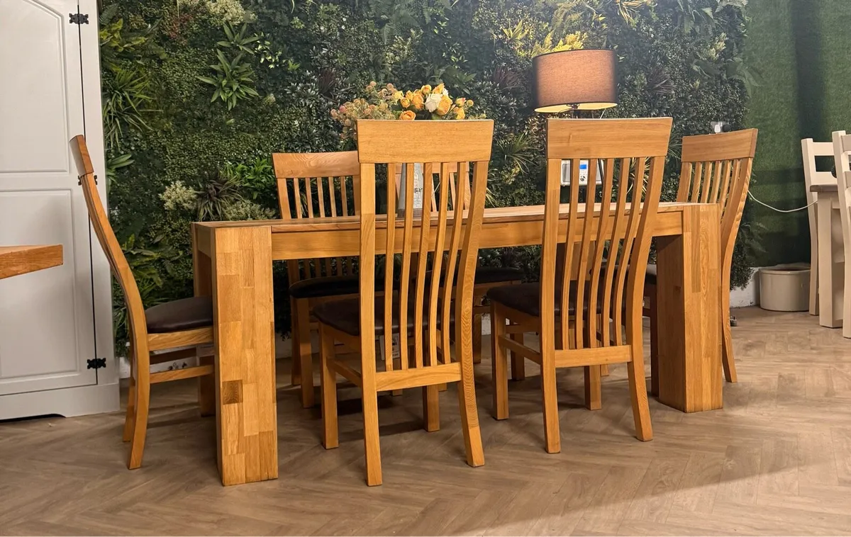 Oak kitchen table & 6 chairs - Image 1