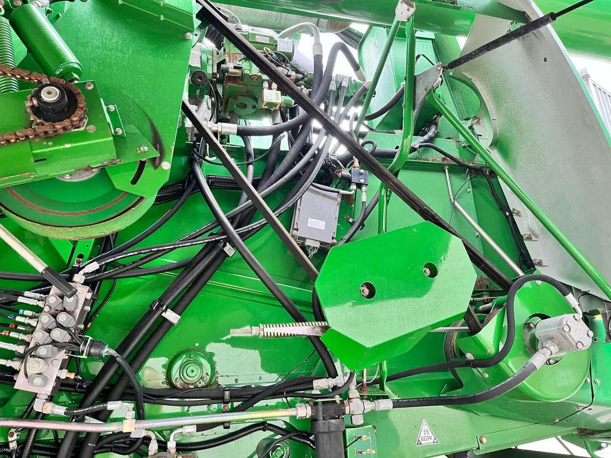 John Deere T560 Combine - Image 3