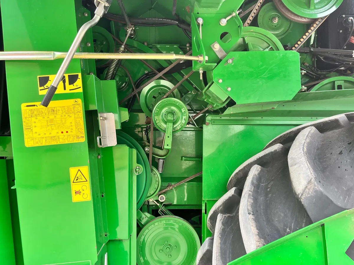 John Deere T560 Combine - Image 4