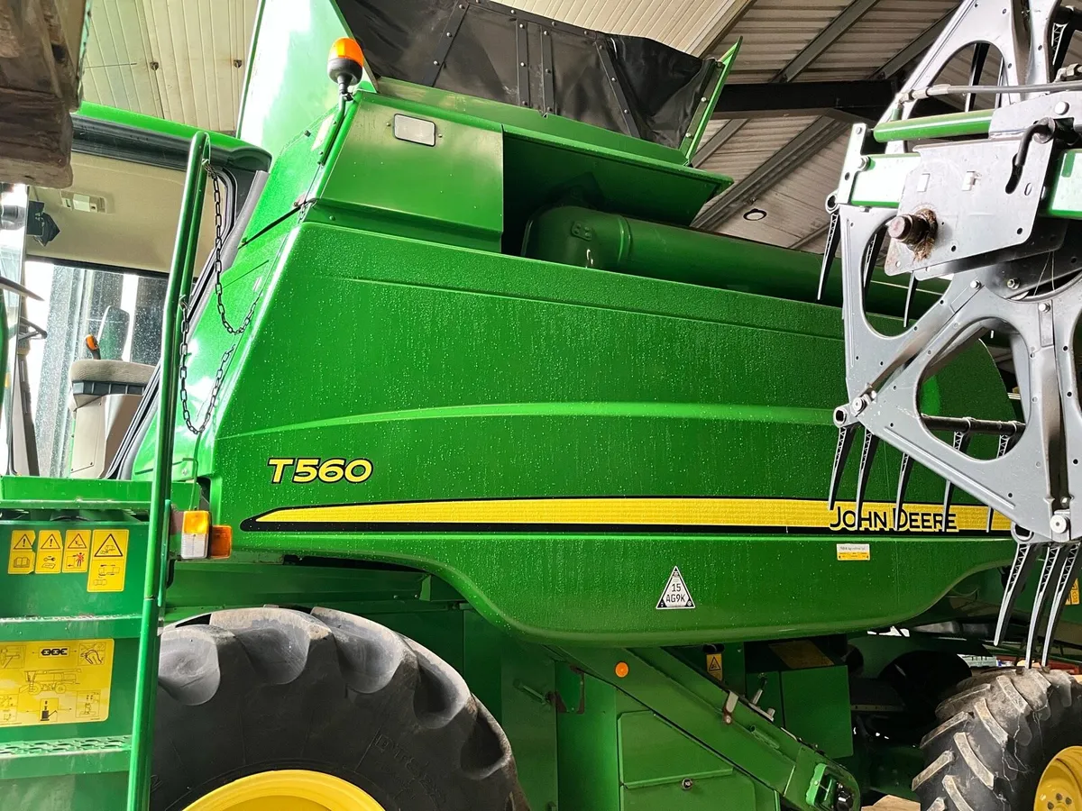 John Deere T560 Combine - Image 2
