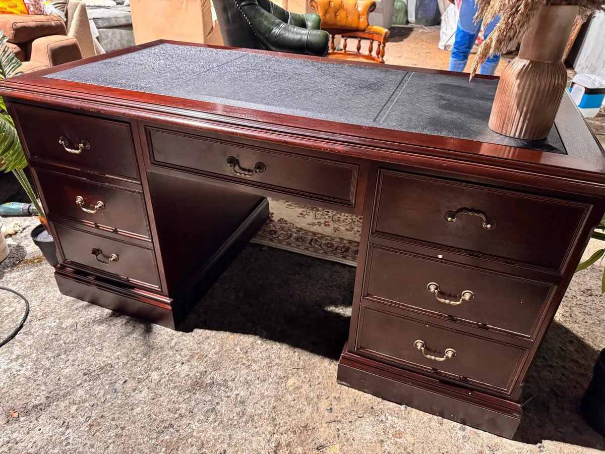 Mahogany chesterfield desk (CHAIR NOT INCLUDED ) - Image 1