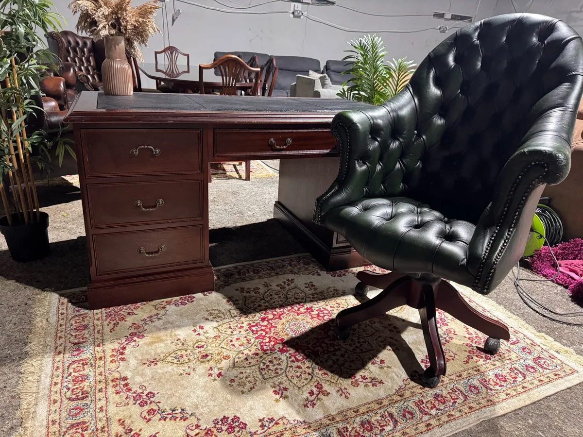 Mahogany chesterfield desk (CHAIR NOT INCLUDED ) - Image 2