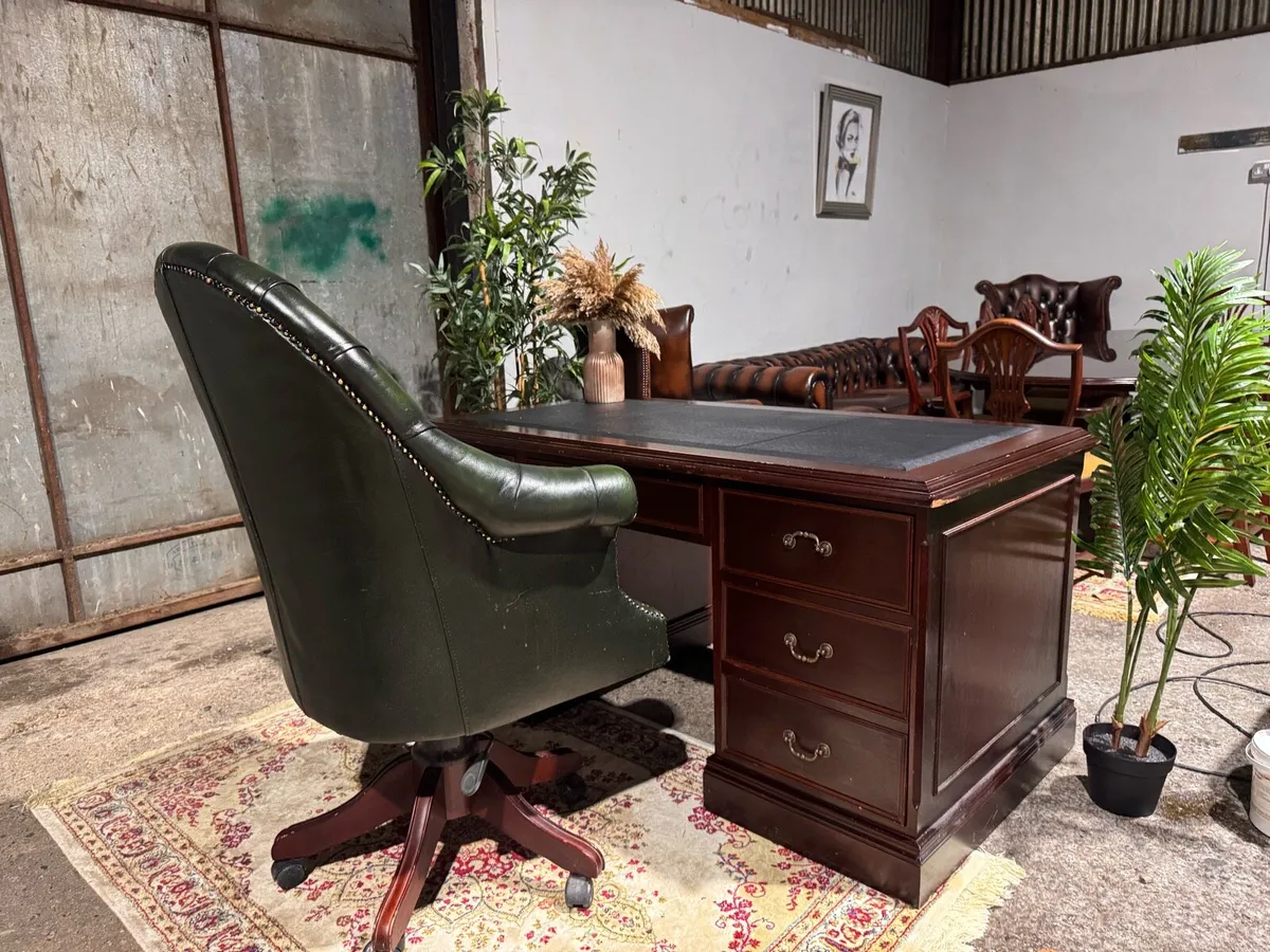 Mahogany chesterfield desk (CHAIR NOT INCLUDED ) - Image 3