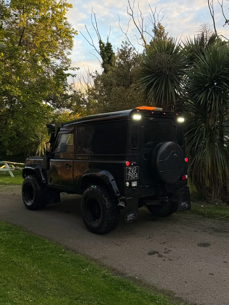 Land Rover Defender - Image 4