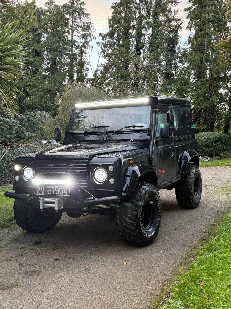 Land Rover Defender - Image 1