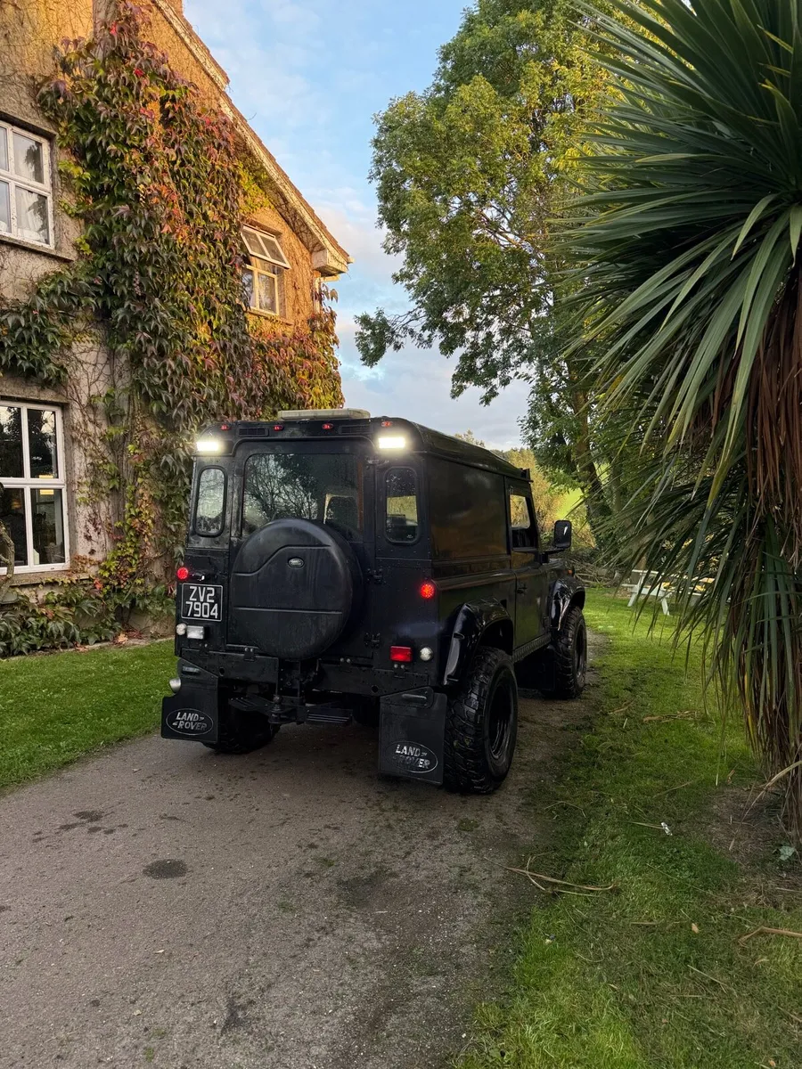 Land Rover Defender - Image 4
