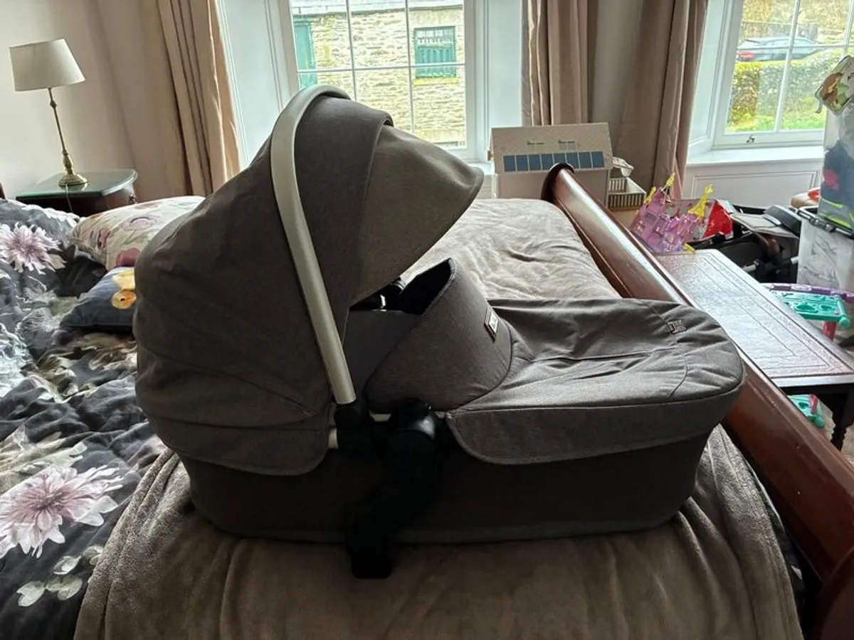 Silver cross dual travel system - Image 4