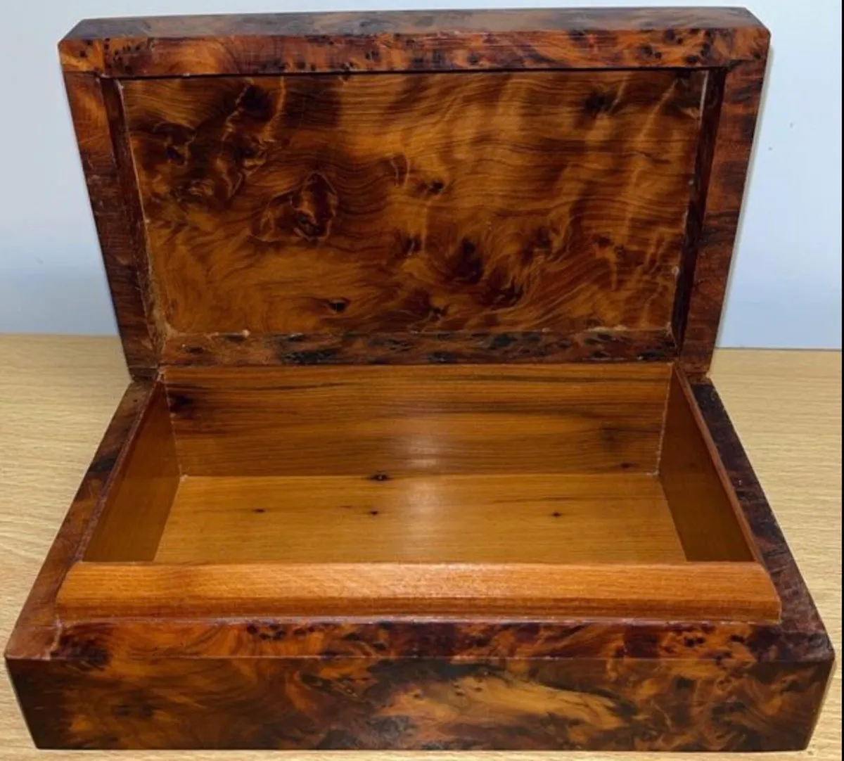 Vintage trinket box with inlaid brass design - Image 3