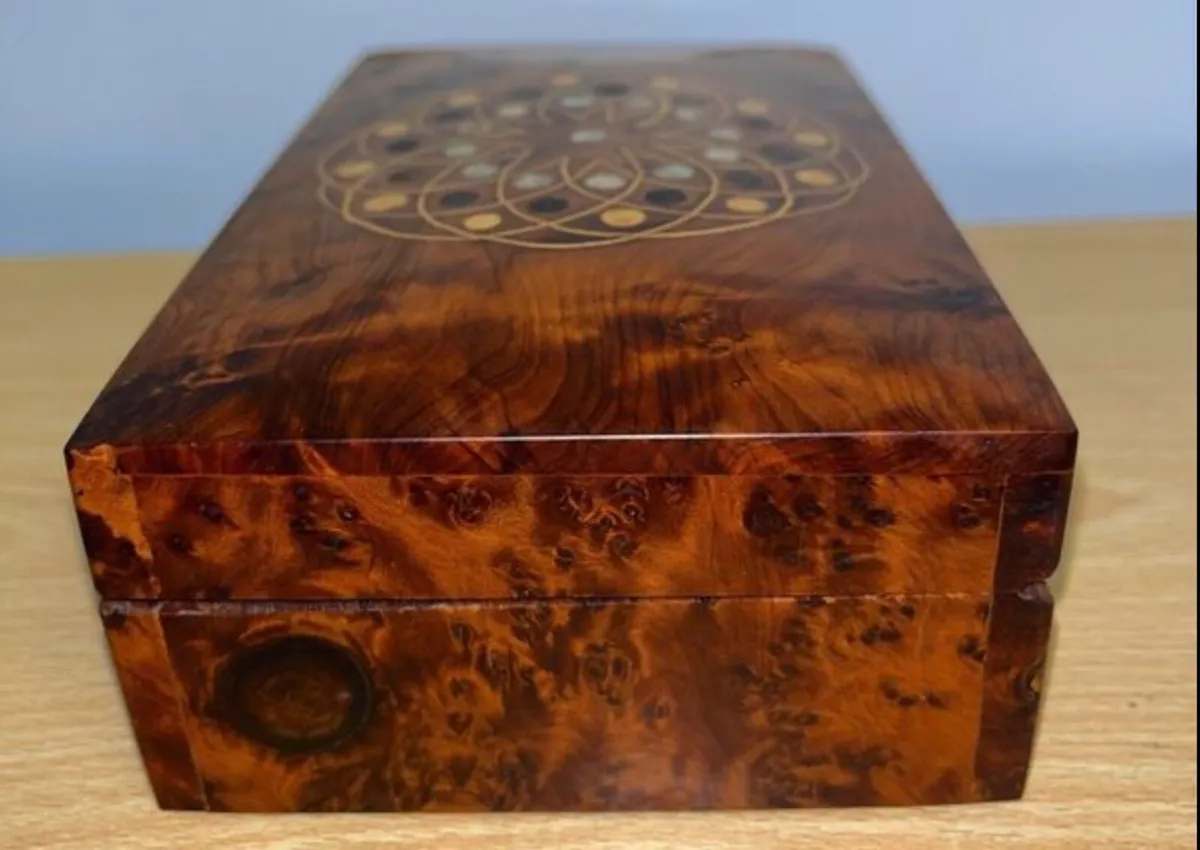 Vintage trinket box with inlaid brass design - Image 4