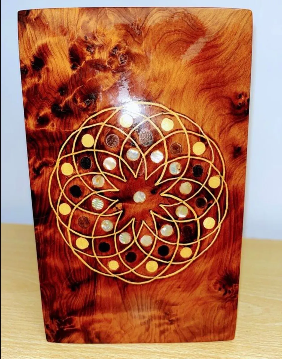 Vintage trinket box with inlaid brass design - Image 1