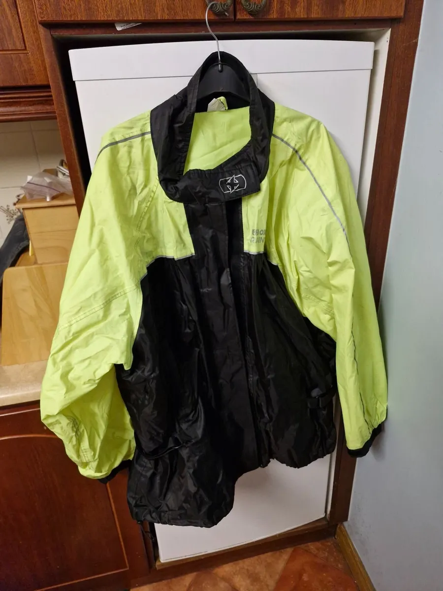 Free- Clothing helmets boots - Image 2