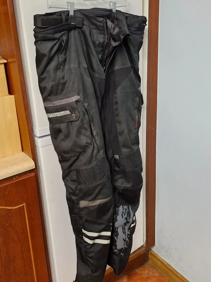 Free- Clothing helmets boots - Image 3