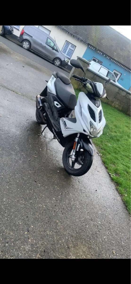 Moped scooter - Image 1