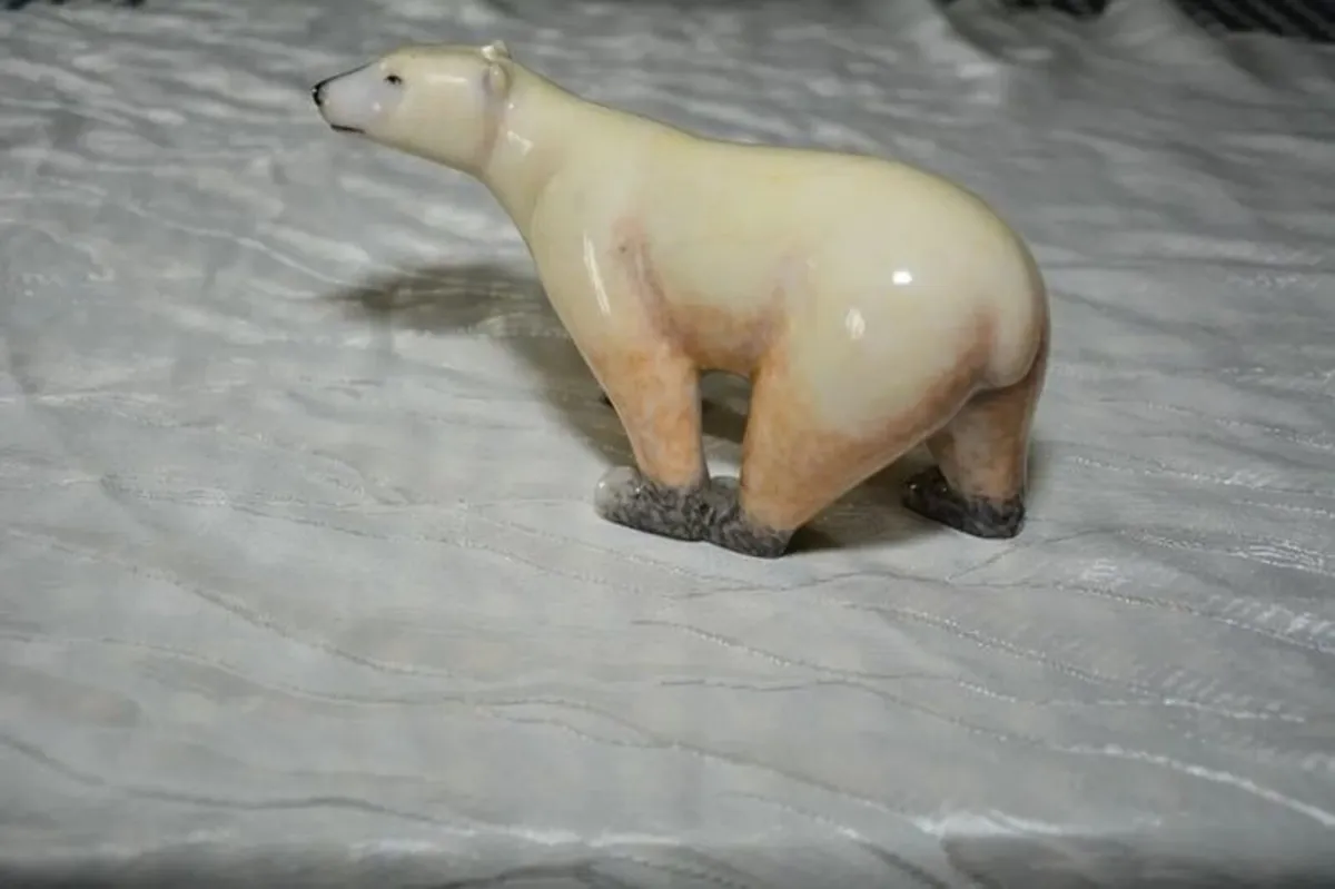 Stone sculpture of a white polar bear - Image 2
