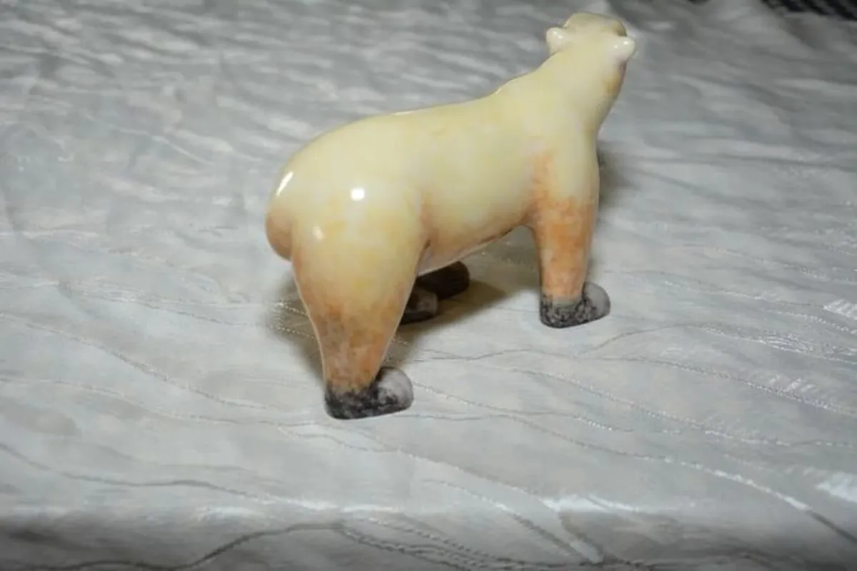 Stone sculpture of a white polar bear - Image 3