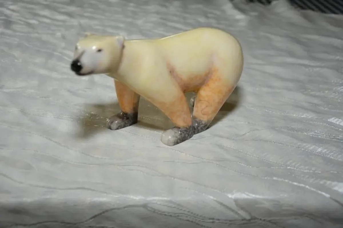 Stone sculpture of a white polar bear - Image 1