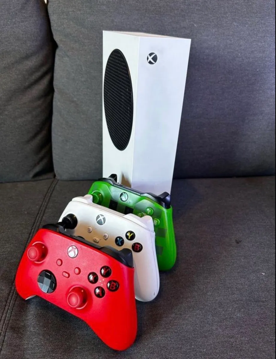 Xbox S series 512gb 3 controllers - Image 1