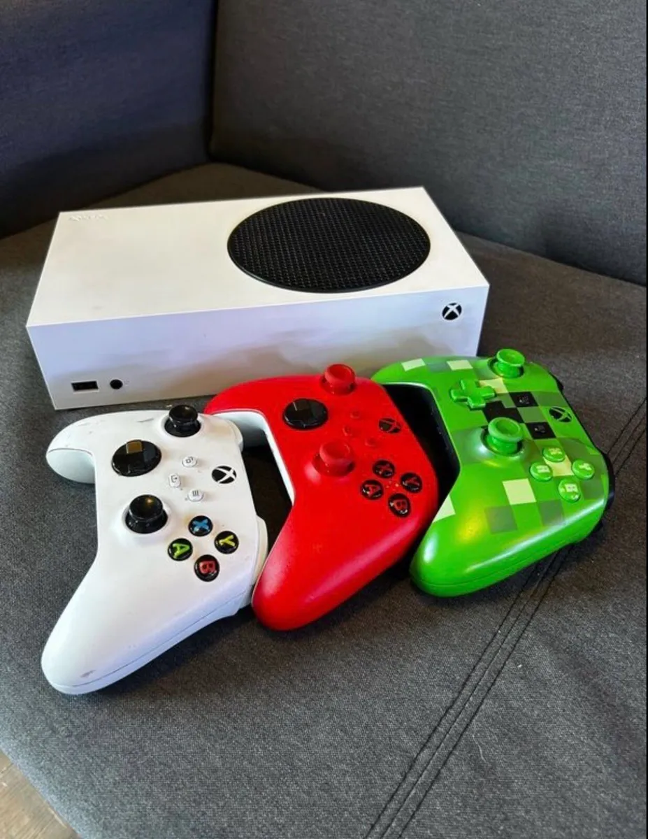 Xbox S series 512gb 3 controllers - Image 2