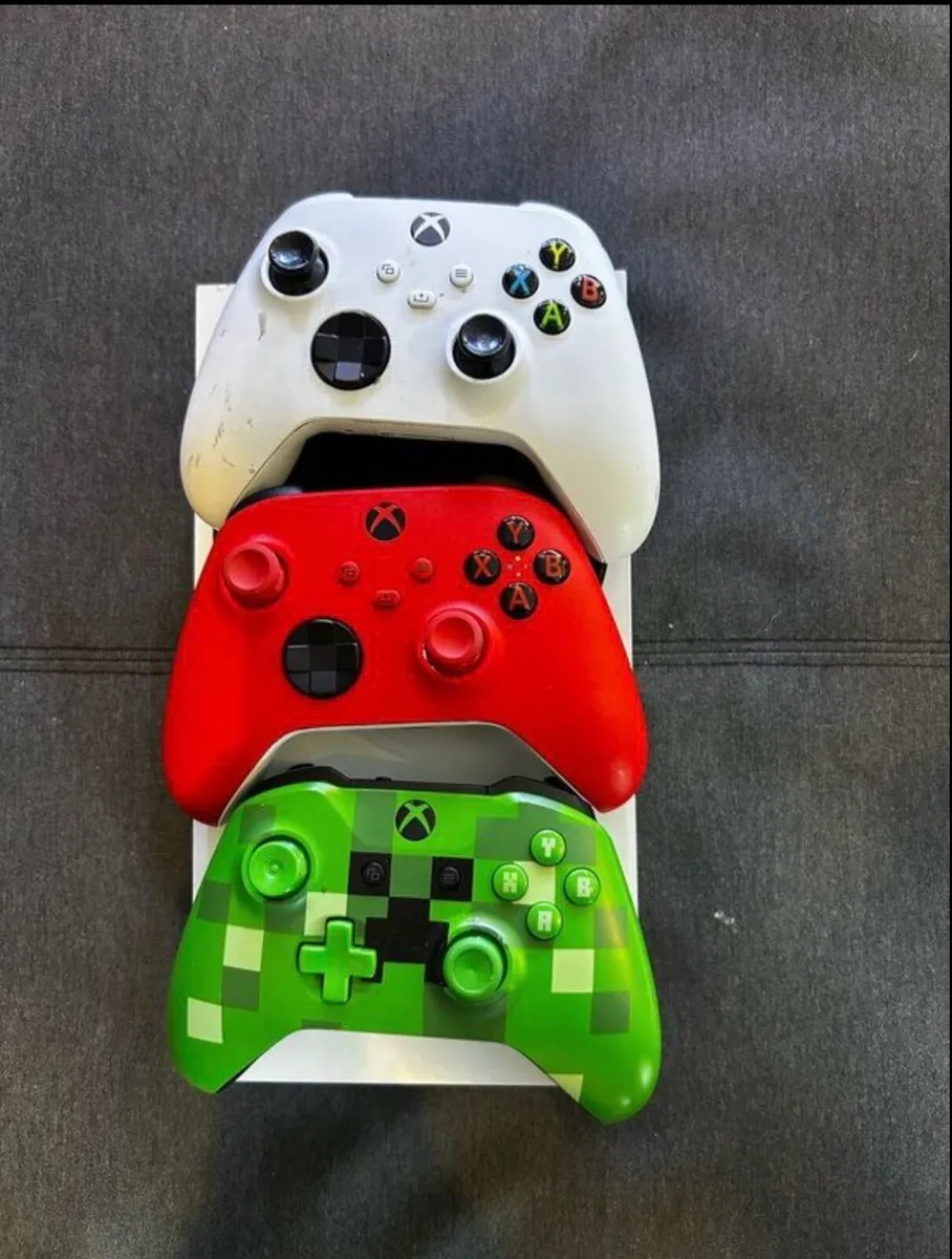 Xbox S series 512gb 3 controllers - Image 3