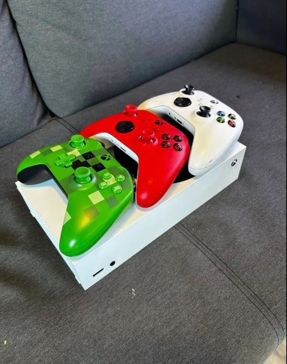 Xbox S series 512gb 3 controllers - Image 4