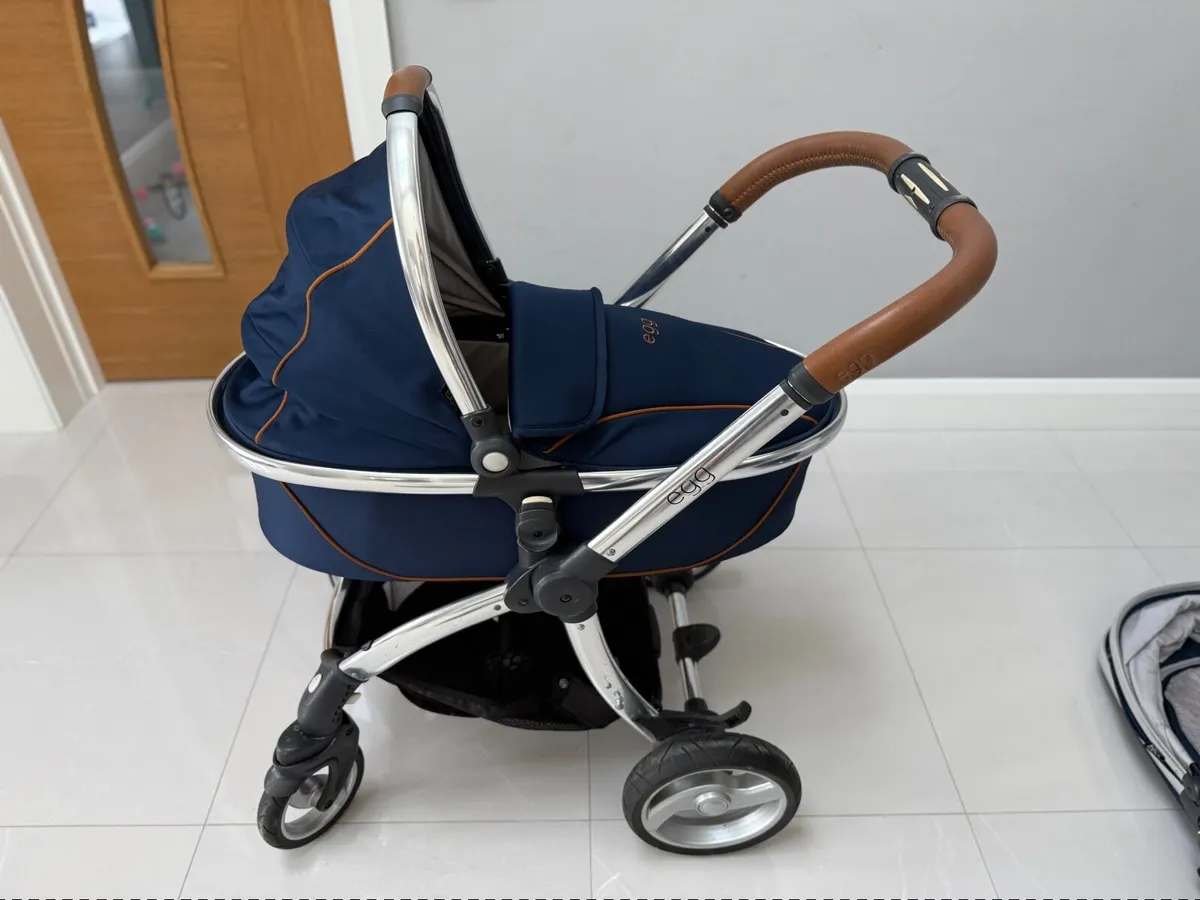 Egg carrycot and stroller - Image 1