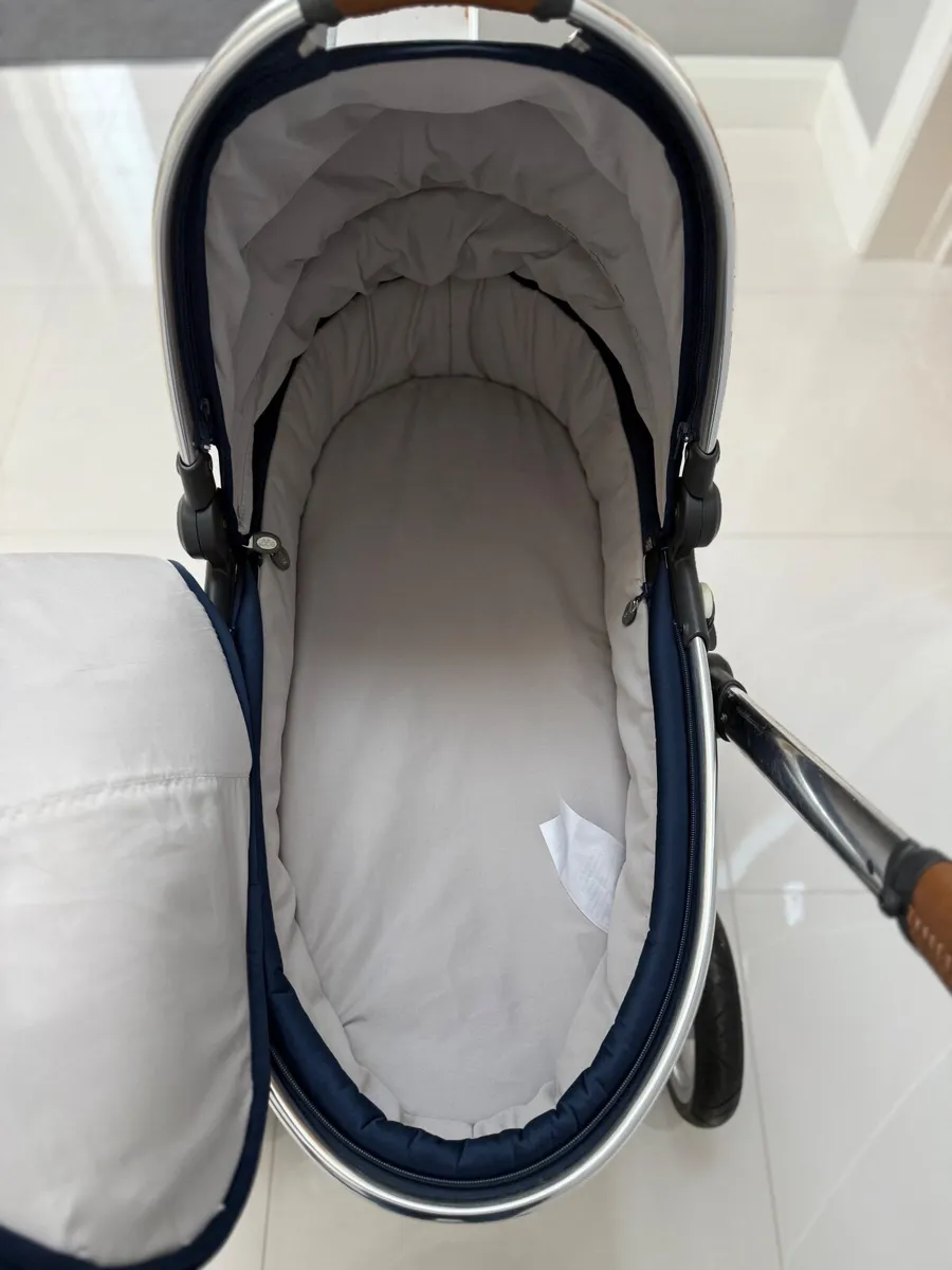 Egg carrycot and stroller - Image 3