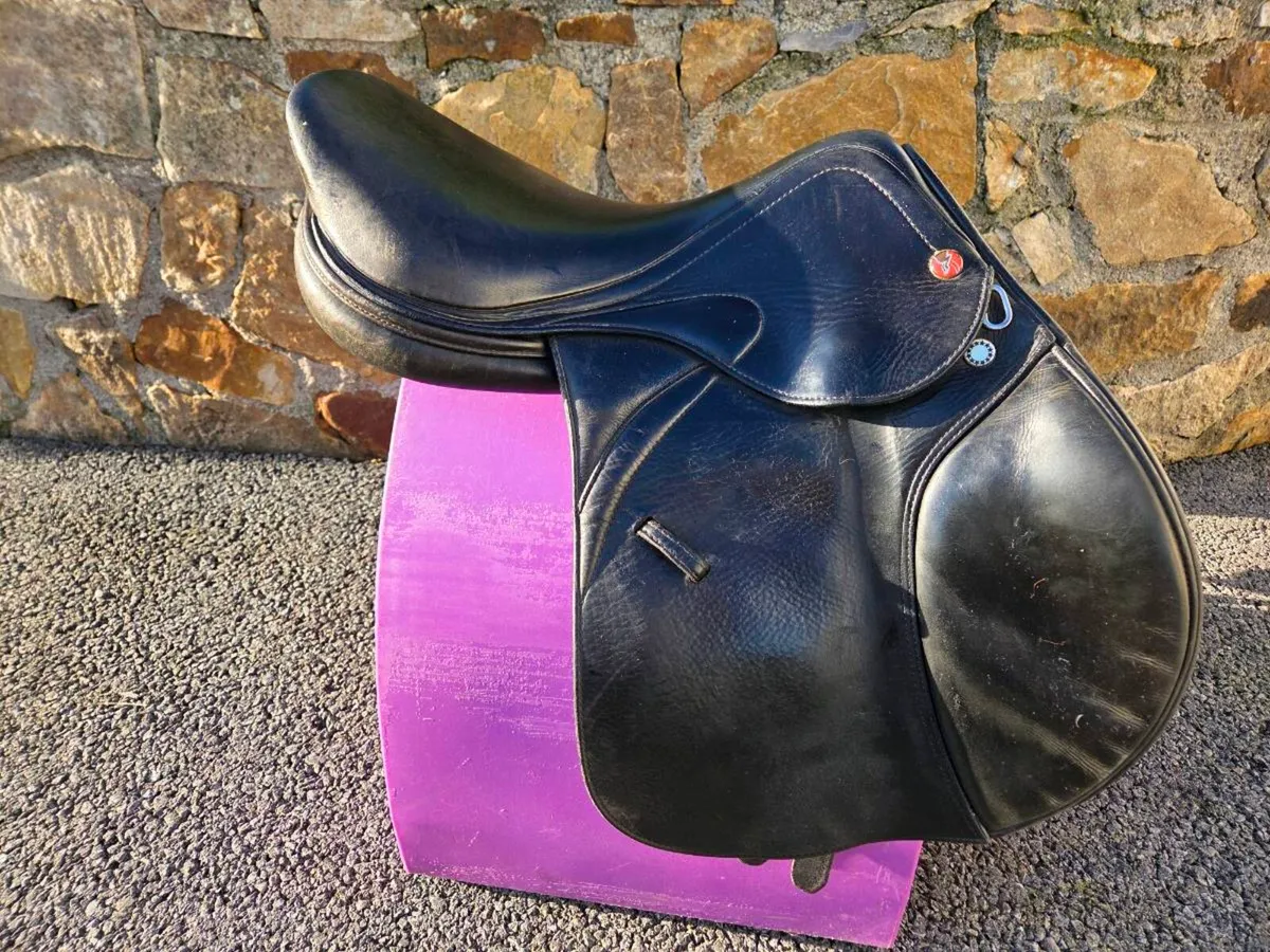 17" Prestige Meredith saddle - Image 1