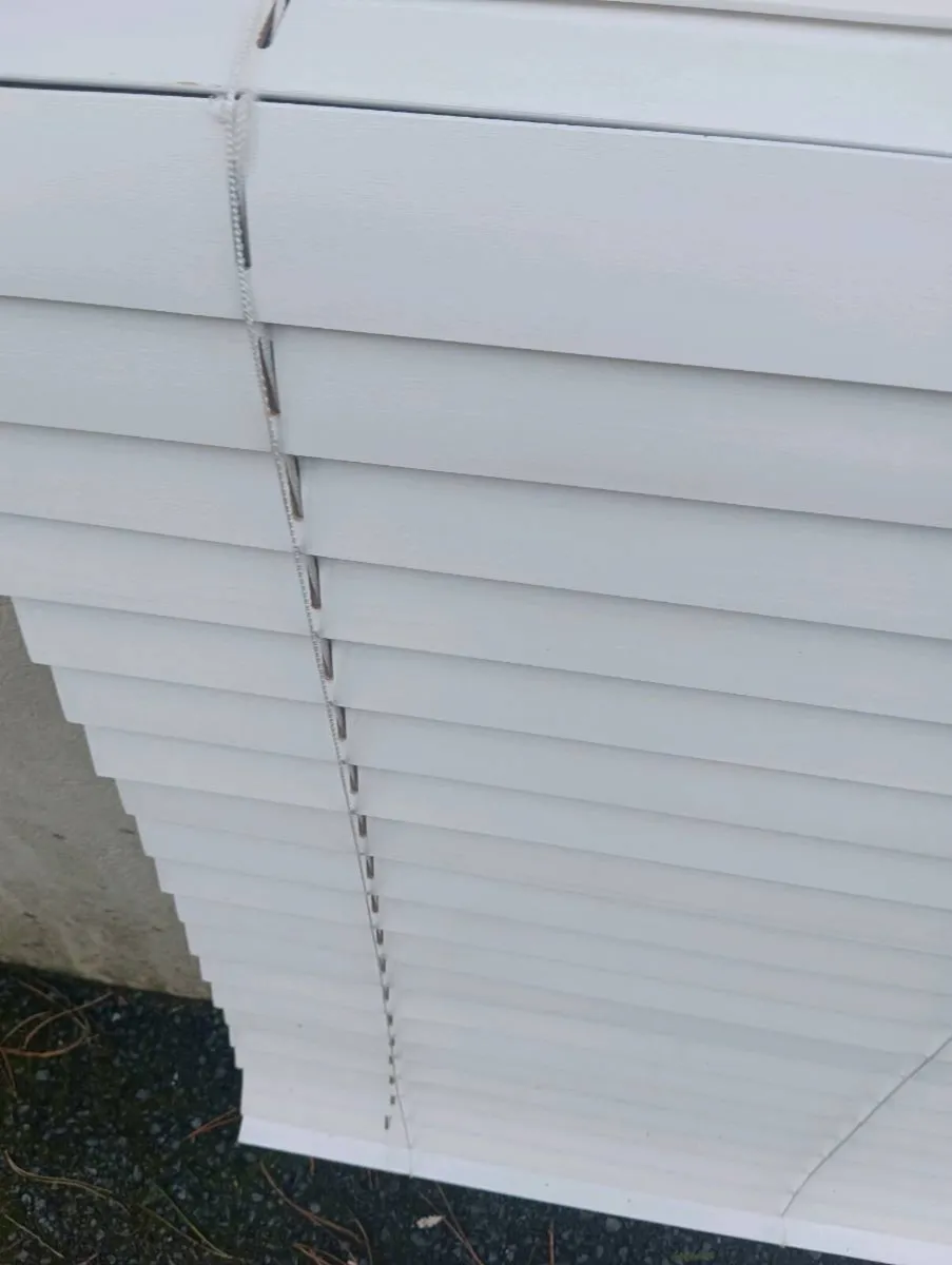 5 ft white timber blind need gone 20 euro - Image 3