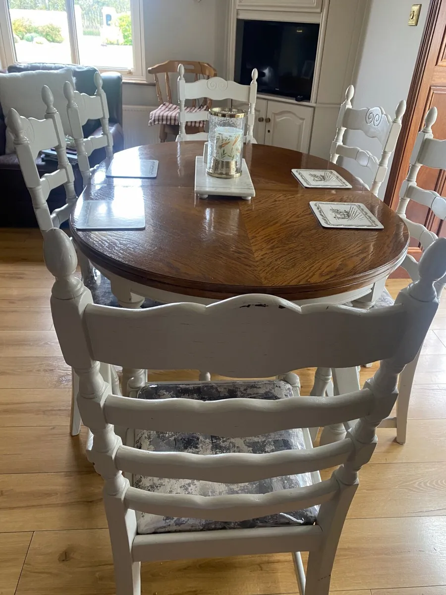 Table and chairs - Image 3